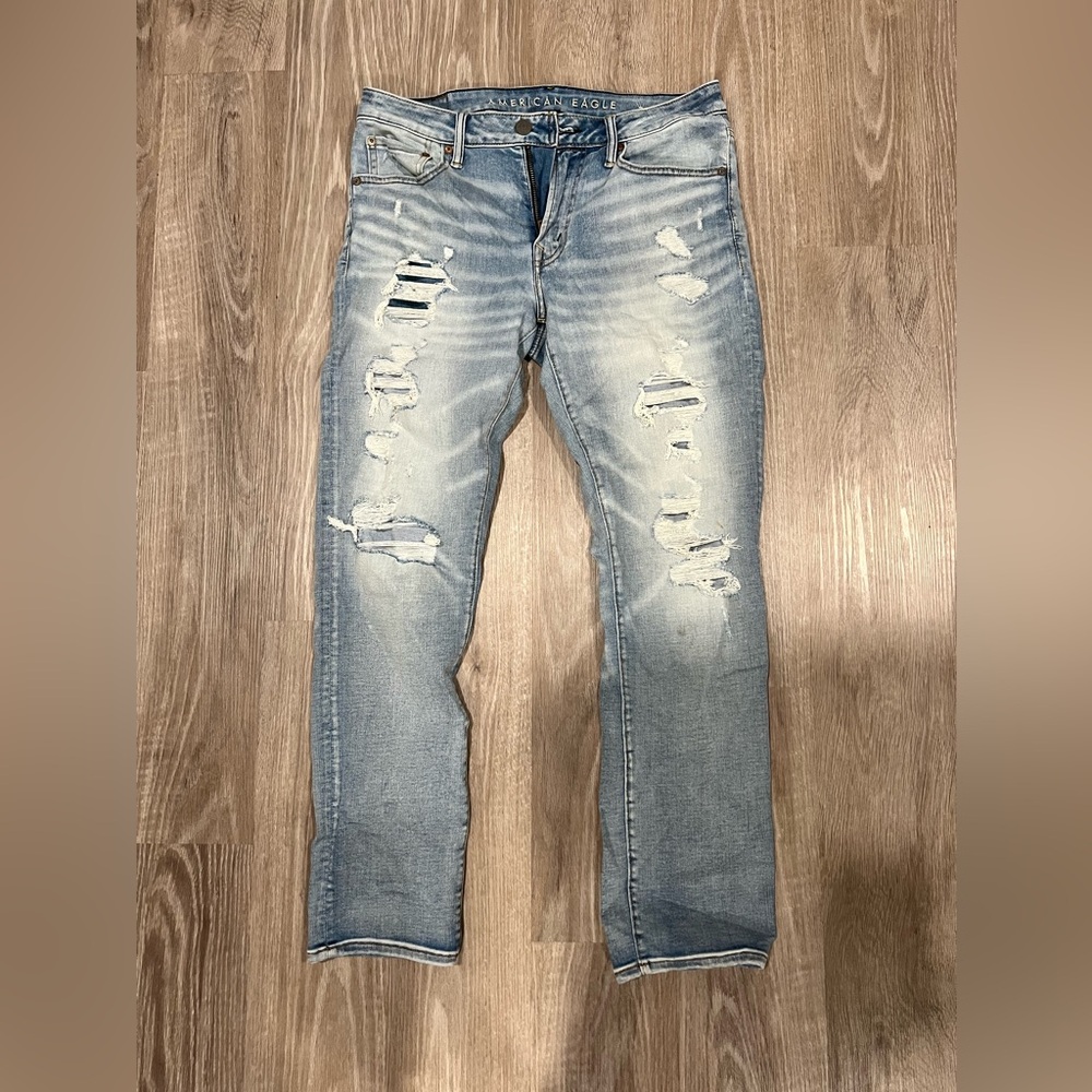 American Eagle Light Wash Distressed Jean